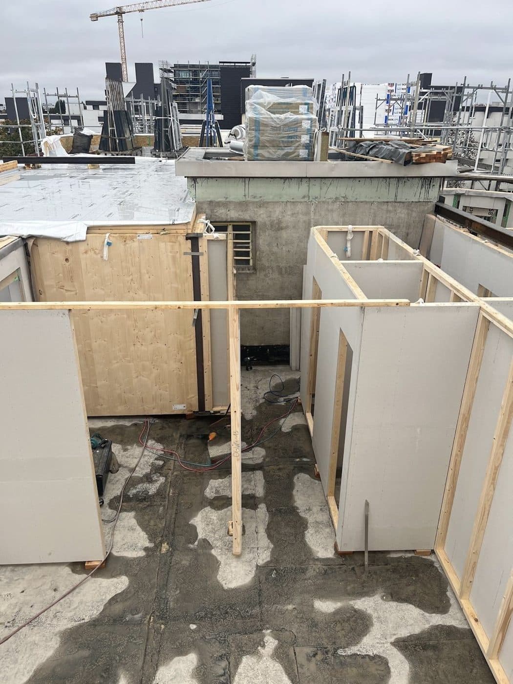 Dachaufstockung mit neuen Wohnungen in München im Bau