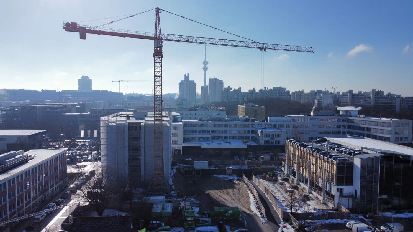 Baustelle der Europa-Hauptzentrale von Bentley in München mit Kran