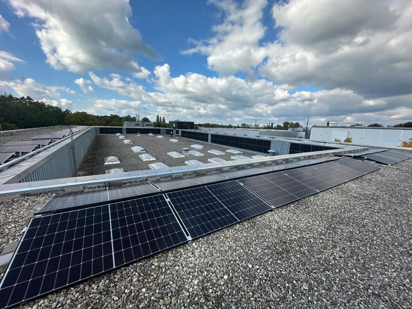 Photovoltaikanlage auf dem Dach am Standort Linde